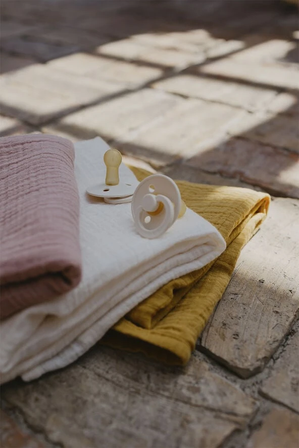 BIBS Cuddle Cloth Muslin 70x70 Cm Mustard Mustard 5 BIBS Cuddle Cloth Muslin 70x70 Cm Mustard Mustard - Billede 3