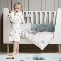 Done By Deer Quiltet Sengerand M/bindeb&aring;nd Waves Bl&aring; Blå -Ergobaby store unnamed file 2541